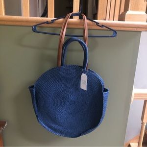 NWT ladies circle straw handbag. Blue/brown